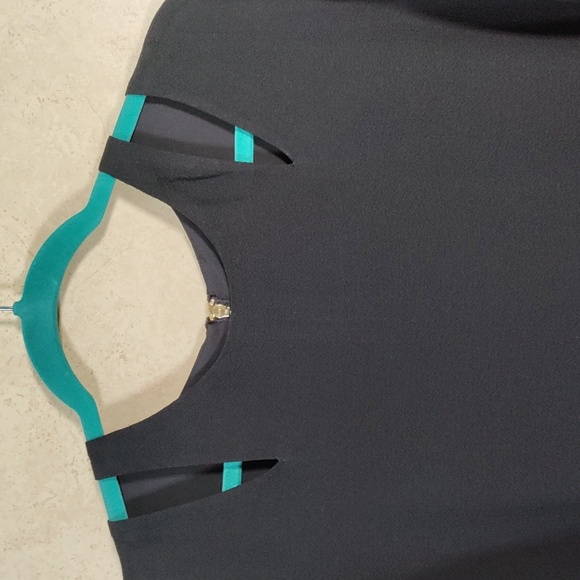 02095 Chico's black crinkle crepe S/S blouse with neck detail 3 XL - Picture 2 of 13